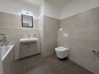Koupelna s vanou a WC - Pronájem bytu 1+kk v osobním vlastnictví 47 m², Brandýs nad Labem-Stará Boleslav