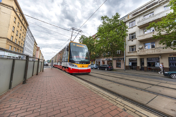 Zastávka tramvaje - Pronájem bytu 1+1 v osobním vlastnictví 46 m², Praha 3 - Žižkov