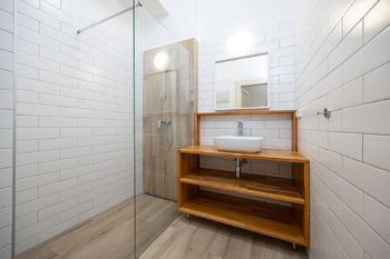 Koupelna - Pronájem bytu 1+1 v osobním vlastnictví 46 m², Praha 3 - Žižkov