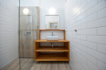 Koupelna - Pronájem bytu 1+1 v osobním vlastnictví 46 m², Praha 3 - Žižkov