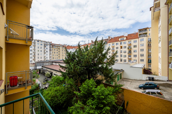 Pohled do vnitrobloku - Pronájem bytu 1+1 v osobním vlastnictví 46 m², Praha 3 - Žižkov