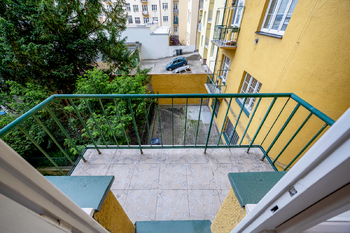 Balkon - Pronájem bytu 1+1 v osobním vlastnictví 46 m², Praha 3 - Žižkov