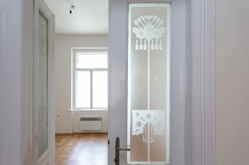 obývák průhled - Pronájem bytu 3+1 v osobním vlastnictví 120 m², Praha 5 - Smíchov