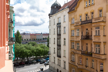 výhled nábřeží - Pronájem bytu 3+1 v osobním vlastnictví 120 m², Praha 5 - Smíchov