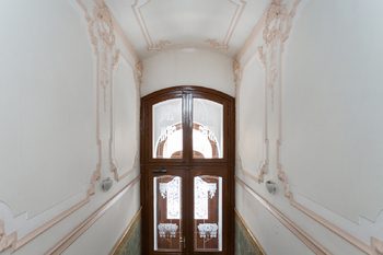 vstup dům - Pronájem bytu 3+1 v osobním vlastnictví 120 m², Praha 5 - Smíchov