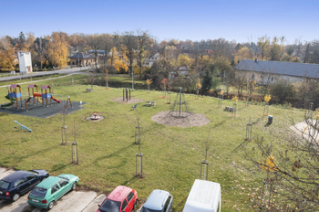 dětské hřiště - okolí domu - Prodej bytu 2+kk v osobním vlastnictví 100 m², Opatovice nad Labem