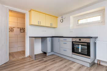 1. Kuchyňská linka v bytě - Pronájem bytu 1+kk v osobním vlastnictví 22 m², Praha 9 - Hloubětín 