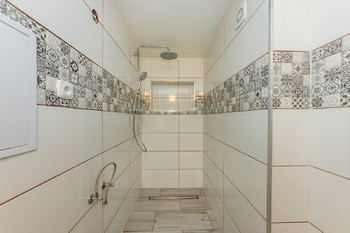 4. Koupelna se sprchovým koutem a toaletou - Pronájem bytu 1+kk v osobním vlastnictví 22 m², Praha 9 - Hloubětín