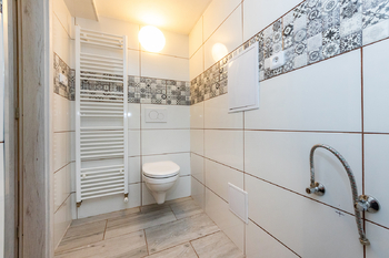 5. Koupelna se sprchovým koutem a toaletou - Pronájem bytu 1+kk v osobním vlastnictví 22 m², Praha 9 - Hloubětín