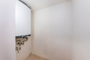6. Technická místnost s elektrickým bojlerem Dražice - Pronájem bytu 1+kk v osobním vlastnictví 22 m², Praha 9 - Hloubětín
