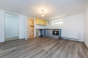 7. Byt 1+kk s kuchyňskou linkou - Pronájem bytu 1+kk v osobním vlastnictví 22 m², Praha 9 - Hloubětín