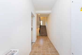 8. Chodba v domě - Pronájem bytu 1+kk v osobním vlastnictví 22 m², Praha 9 - Hloubětín