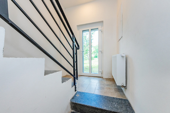 9. Vstup do domu - Pronájem bytu 1+kk v osobním vlastnictví 22 m², Praha 9 - Hloubětín