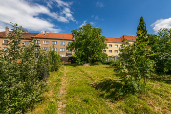 11. Zahrada za domem - Pronájem bytu 1+kk v osobním vlastnictví 22 m², Praha 9 - Hloubětín