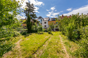 12. Zahrada za domem - Pronájem bytu 1+kk v osobním vlastnictví 22 m², Praha 9 - Hloubětín