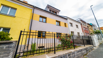 13. Pohled z ulice Klánovická na předzahrádku domu - Pronájem bytu 1+kk v osobním vlastnictví 22 m², Praha 9 - Hloubětín