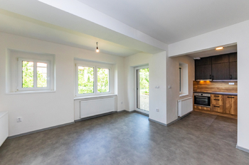 2. Obývací pokoj a kuchyně - Pronájem bytu 3+1 v osobním vlastnictví 73 m², Praha 9 - Hloubětín