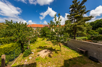 4. Pohled do zahrady z obývacího pokoje - Pronájem bytu 3+1 v osobním vlastnictví 73 m², Praha 9 - Hloubětín