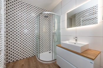 7. Koupelna se sprchovým koutem - Pronájem bytu 3+1 v osobním vlastnictví 73 m², Praha 9 - Hloubětín
