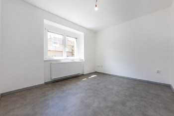9. První ložnice v bytě - Pronájem bytu 3+1 v osobním vlastnictví 73 m², Praha 9 - Hloubětín