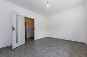 10. První ložnice v bytě - Pronájem bytu 3+1 v osobním vlastnictví 73 m², Praha 9 - Hloubětín