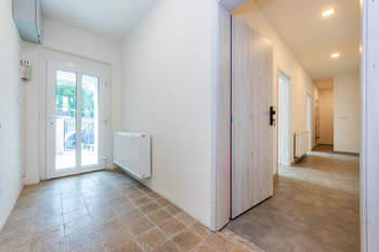 14. Vstup do domu  a vstup do bytu - Pronájem bytu 3+1 v osobním vlastnictví 73 m², Praha 9 - Hloubětín