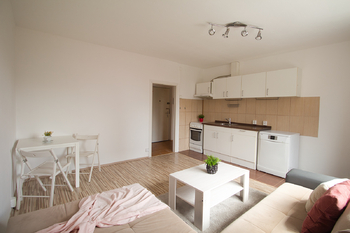 obývací pokoj s kuchyní - Pronájem bytu 2+kk v osobním vlastnictví 42 m², Praha 5 - Zbraslav