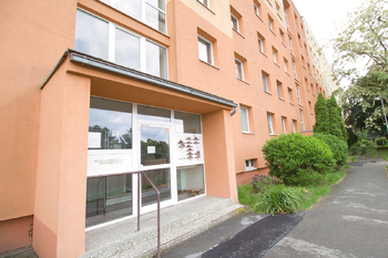vchod - Pronájem bytu 2+kk v osobním vlastnictví 42 m², Praha 5 - Zbraslav