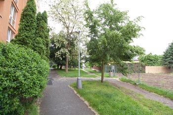 před domem - Pronájem bytu 2+kk v osobním vlastnictví 42 m², Praha 5 - Zbraslav