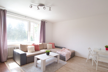 obývací pokoj - Pronájem bytu 2+kk v osobním vlastnictví 42 m², Praha 5 - Zbraslav 