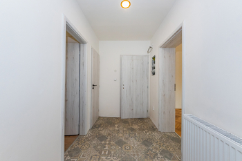 5. Chodba v bytě, vlevo vstupy do koupelny a na WC, vpravo do první ložnice - Pronájem bytu 3+kk v osobním vlastnictví 77 m², Praha 9 - Hloubětín