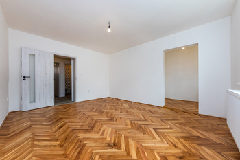 6. První ložnice se šatnou - Pronájem bytu 3+kk v osobním vlastnictví 77 m², Praha 9 - Hloubětín