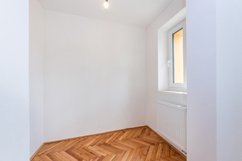 7. Šatna s oknem vedle první ložnice - Pronájem bytu 3+kk v osobním vlastnictví 77 m², Praha 9 - Hloubětín