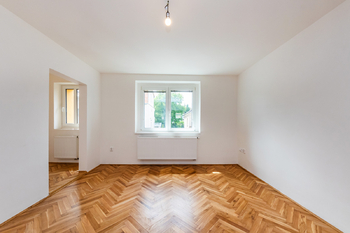 8. První ložnice se šatnou - Pronájem bytu 3+kk v osobním vlastnictví 77 m², Praha 9 - Hloubětín