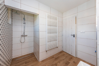 11. Koupelna se sprchovým koutem - Pronájem bytu 3+kk v osobním vlastnictví 77 m², Praha 9 - Hloubětín