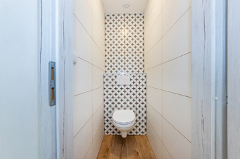 13. Samostatné WC - Pronájem bytu 3+kk v osobním vlastnictví 77 m², Praha 9 - Hloubětín