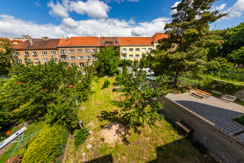 14. Pohled z terasy bytu do zahrady - Pronájem bytu 3+kk v osobním vlastnictví 77 m², Praha 9 - Hloubětín