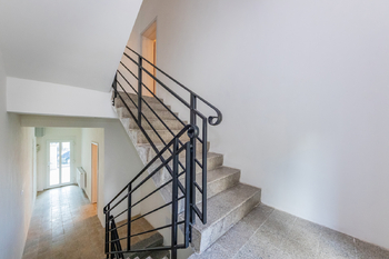 15. Vstup do domu, vstup do bytu a schodiště v domě - Pronájem bytu 3+kk v osobním vlastnictví 77 m², Praha 9 - Hloubětín