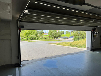 Automatická garážová vrata - Pronájem garážového stání 30 m², Praha 9 - Kyje