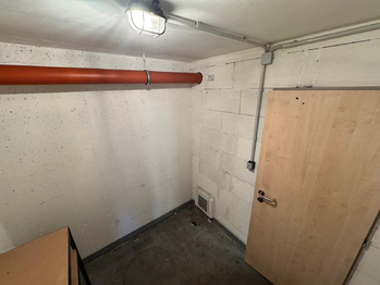 Prostory komory - Pronájem garážového stání 30 m², Praha 9 - Kyje