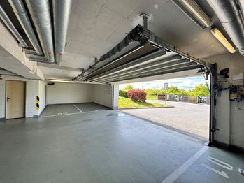 Vjezd na komunikaci - Pronájem garážového stání 30 m², Praha 9 - Kyje