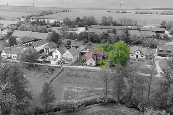 Dron - čelní pohled výřez - Prodej domu 73 m², Číčovice