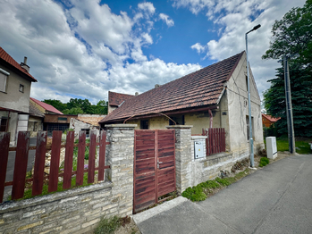 Pohled na dům z ulice - Prodej domu 73 m², Číčovice 
