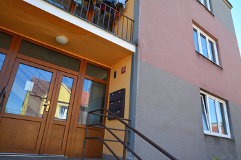 Pohled z ulice - Prodej bytu 3+1 v družstevním vlastnictví 85 m², Mimoň 