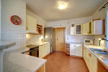 kuchyň 2 - Prodej domu 216 m², Cerhovice