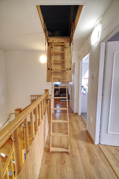 chodba a vstup na půdu - Prodej domu 216 m², Cerhovice