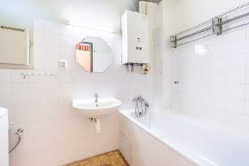 Koupelna s vanou - Prodej bytu 2+kk v osobním vlastnictví 47 m², Praha 4 - Krč