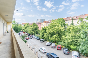 Pohled na parkoviště - Prodej bytu 2+kk v osobním vlastnictví 47 m², Praha 4 - Krč
