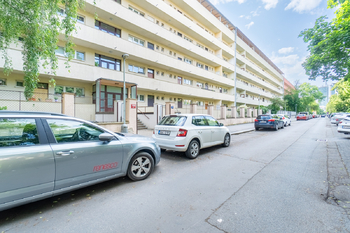 Parkování před domem - Prodej bytu 2+kk v osobním vlastnictví 47 m², Praha 4 - Krč