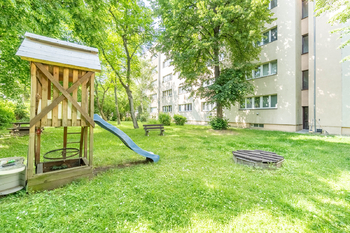 Zahrada s klouzačkou - Prodej bytu 2+kk v osobním vlastnictví 47 m², Praha 4 - Krč